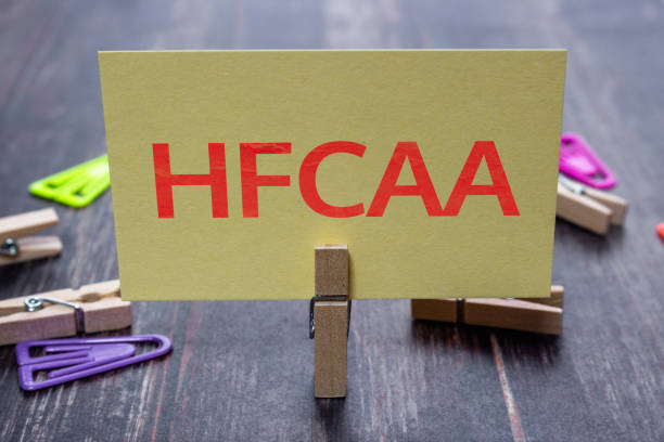 nachrichtenkarte mit hfcaa (holding foreign companies accountable act) - opponens pollicis stock-fotos und bilder