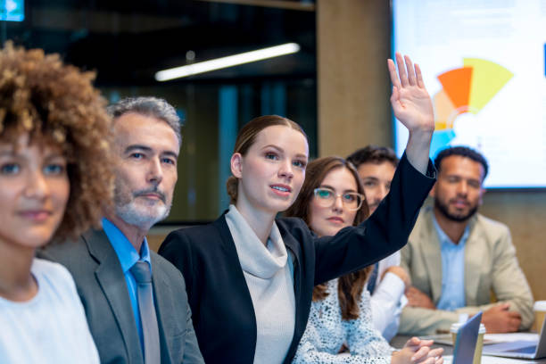 geschäftsfrau hebt die hand. - seminar presentation asking business stock-fotos und bilder