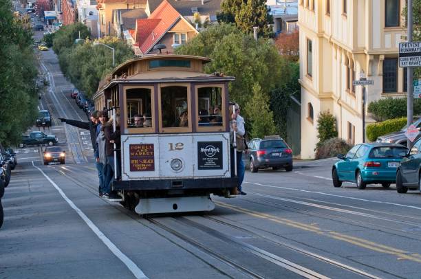 der steile hang der hyde street kletteren durch das fort mason und die francisco park bezirke von san francisco, kalifornien - hyde street stock-fotos und bilder