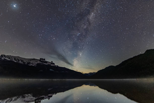 ciel étoilé au-dessus du lac - lake night winter sky photos et images de collection