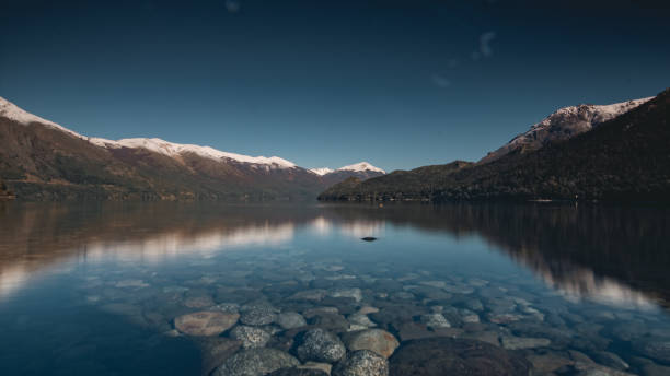 パタゴニック湖 - bariloche argentina andes autumn ストッ��クフォトと画像