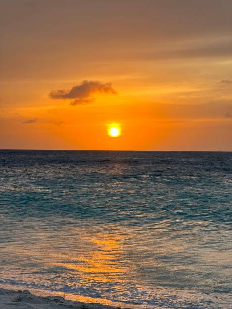 tramonto ad aruba, mar dei caraibi, nord america - sailing sailboat sunset aruba foto e immagini stock