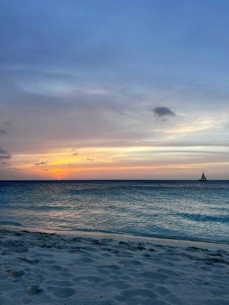 coucher de soleil à aruba, mer des caraïbes, amérique du nord - sailing sailboat sunset aruba photos et images de collection