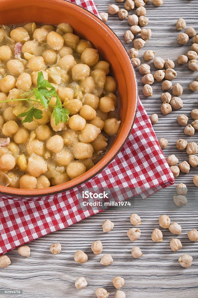 Kichererbsen Suppe in Terrakotta-Schüssel. - Lizenzfrei Abnehmen Stock-Foto