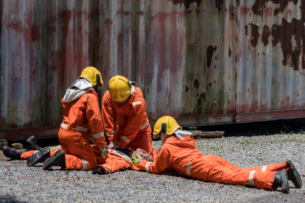 acidente de apoio de primeiros socorros no trabalho. bombeiro para salvar menina em fogo e fumaça. equipe de resgate ou bombeiros salvam vidas de pessoas do fogo. bombeiros ou equipe de emergência resgatam pessoas que salvam vidas - 18630 - fotografias e filmes do acervo