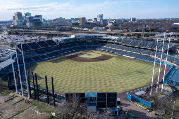 vista aerea del tides harbor park stadium con il centro di norfolk sullo sfondo - dugout foto e immagini stock