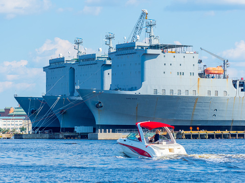 Handelsmarineschiffe Die Vor Anker Liegen Während Ein Fischerboot Im Elizabeth River Vorbeifährt ...
