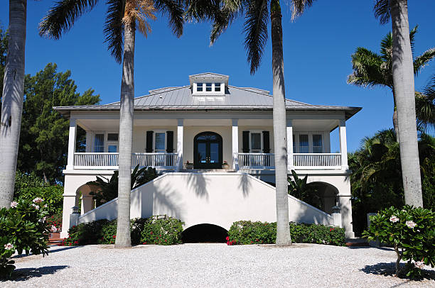 dom przy plaży - southern mansion zdjęcia i obrazy z banku zdjęć