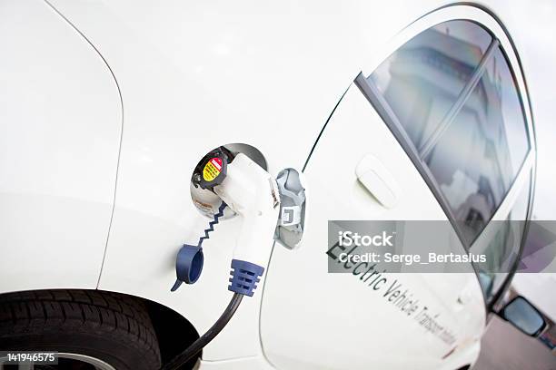 Белый Электрический Автомобиль Зарядка На Открытом Воздухе — стоковые фотографии и другие картинки Автомобиль