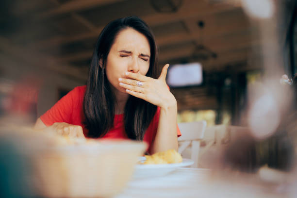 mujer que se siente enferma y disgustada por el curso de comida en un restaurante - offense fotografías e imágenes de stock