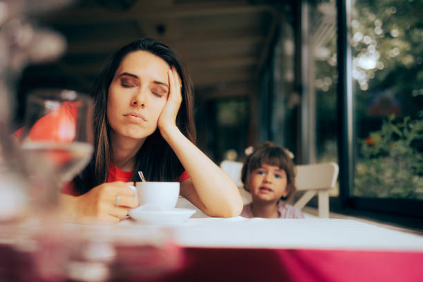 mãe cansada em necessidade desesperada de uma xícara de café em um restaurante - dependency caffeine tired women - fotografias e filmes do acervo