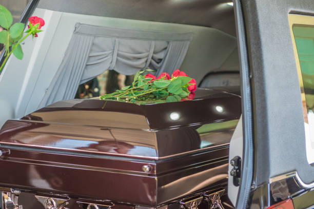 casket a un carro funebre - new life death cemetery flower foto e immagini stock