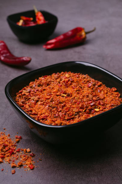 красный сухой перец порошок и ломтики - pepper spice dried plant image стоковые фото и изображения