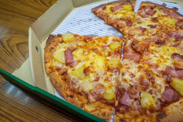 istock Hawaiian pizza is the best 1419481369