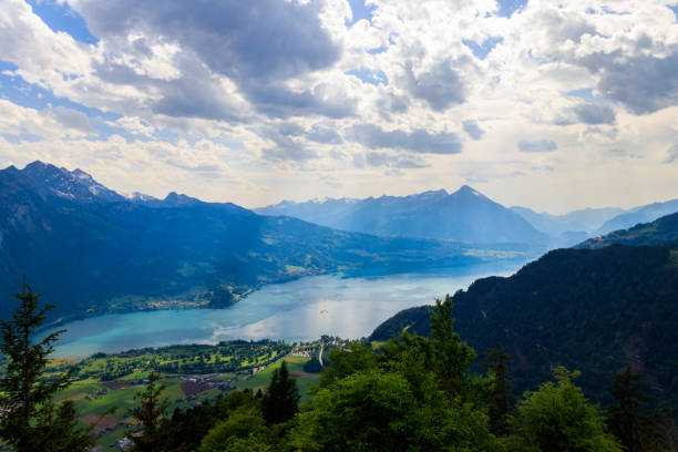 ハーダークルムの視点からのトゥーン湖とスイスアルプスの息をのむような空撮、スイス - berne switzerland thun jungfrau ストックフォトと画像