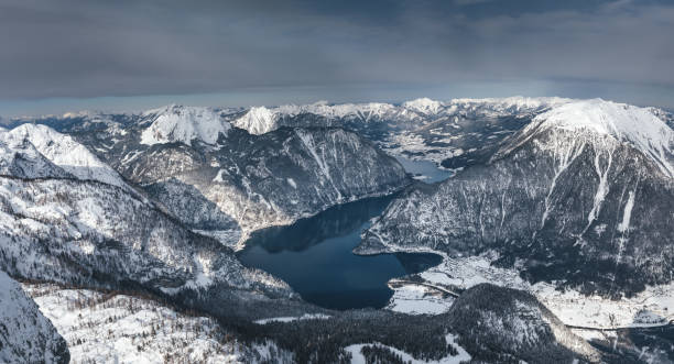 lac hallstatt - water surface european alps mountain valley photos et images de collection