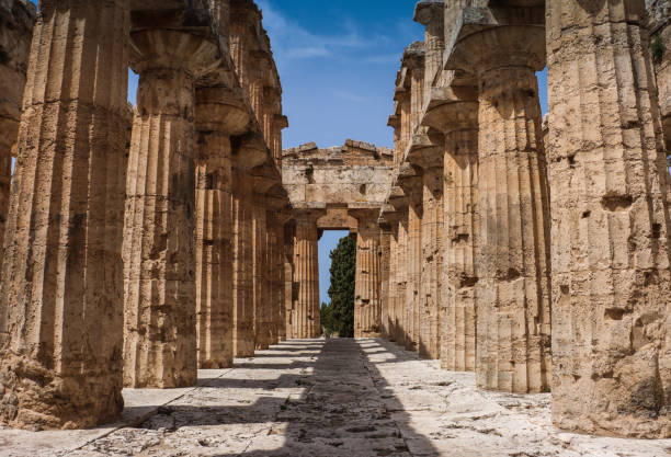 interno del tempio di paestum (campania, italia) - temple of neptune foto e immagini stock