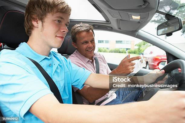 Foto de Adolescente Fazendo Uma Aula De Condução e mais fotos de stock de Aprender a dirigir - Aprender a dirigir, Exame de Motorista, Adolescente