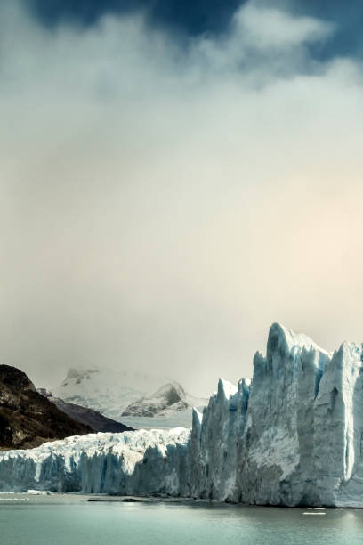 El glaciar Perito Moreno, representa el más famoso de los glaciares continentales. Parque Nacional Los Glaciares, Provincia de Santa Cruz, Patagonia, Argentina. stock photo