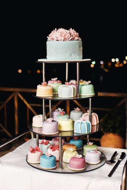 tarta de bodas multinivel con flores y lazos. un montón de pastelitos - table wedding flower bow fotografías e imágenes de stock