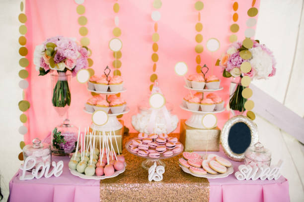 file di dessert sul tavolo del matrimonio - cake multi colored layered photography foto e immagini stock