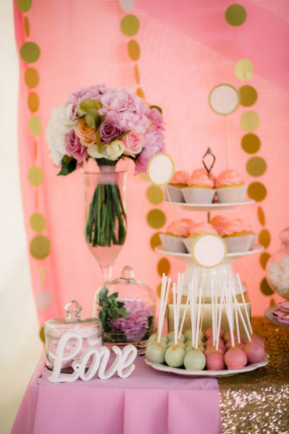 file di dessert sul tavolo del matrimonio - cake multi colored layered photography foto e immagini stock