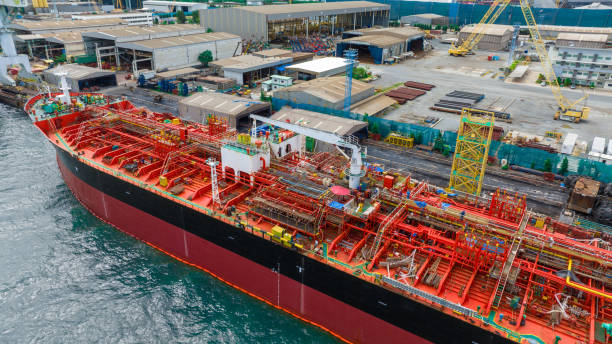 Oil Crude Gas Tanker Ship, Cargo container Ship offshore mooring at Ocean Bay Petroleum Chemical export import transportation and logistics, Oil leak from Ship, industrial petroleum products Vessel buque petrolero de gas crudo, buque de contenedores de carga amarre en alta mar en ocean bay petroleum transporte y logística de importación de exportación de productos químicos, fuga de petróleo del barco, buque de productos petrolíferos industriale