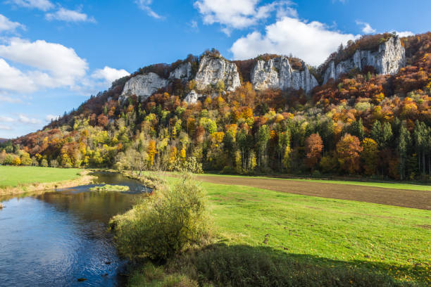 hausener zinnen no outono, vale do danúbio, baden-wuerttemberg, alemanha - montanhas suábias - fotografias e filmes do acervo