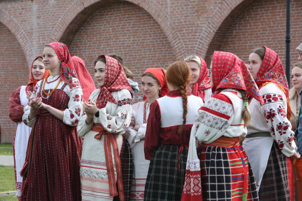 des filles, des femmes vêtues de style folklorique russe. open v festival de compétition panrusse de la culture traditionnelle nationale « tulski zaigrai » au kremlin de toula, ville de toula, russie - russian culture scarf textile shawl photos et images de collection