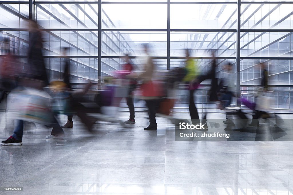 Viajante correndo no aeroporto - Foto de stock de Exterior royalty-free