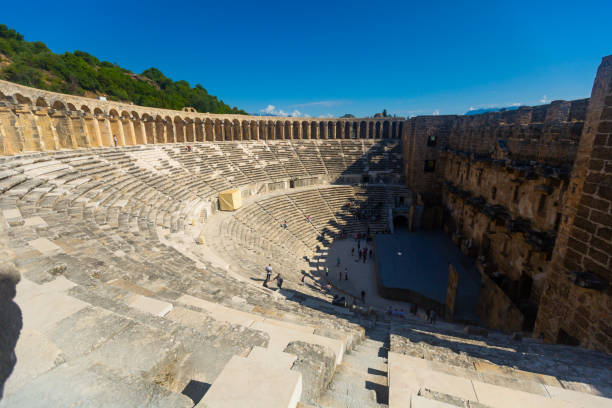 teilweise restauriertes römisches theater in der antiken siedlung aspendos, türkei - roman antalya turkey restoring stock-fotos und bilder