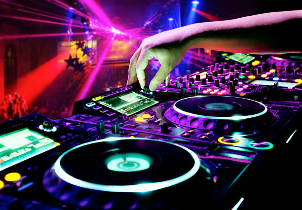 dj-mixes der track - party dj turntable mixing human hand stock-fotos und bilder