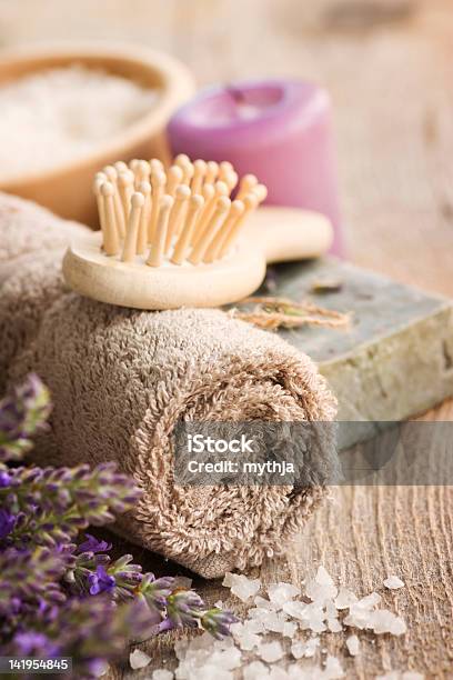 Photo libre de droit de Cadre De Spa Avec Serviette Et Sel De Bain banque d'images et plus d'images libres de droit de Accessoire - Accessoire, Aromathérapie, Article de toilette