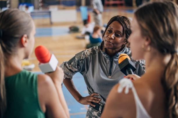 istock Press talking to a female soldier 1419563596