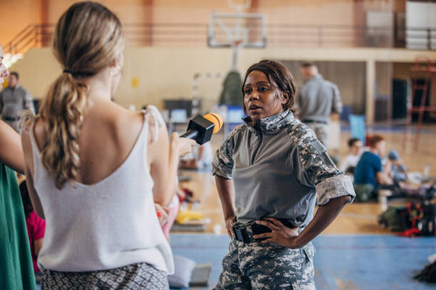 istock Press talking to a female soldier 1419563641