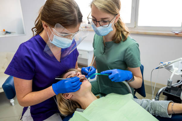환자의 구강에 대한 여성 치과 의사 전문 검사. - dentist dental assistant dentist office dental drill 뉴스 사진 이미지