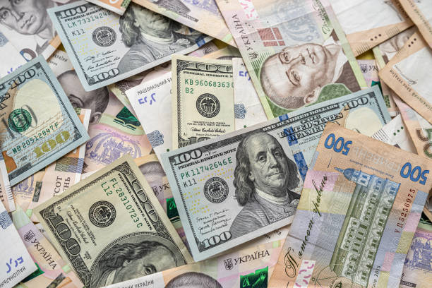 antecedentes financieros uah grivna y usd dólar - ukraine hryvnia currency paper currency fotografías e imágenes de stock