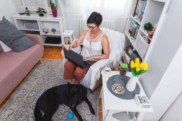 la mujer trabaja en línea desde casa. - pampered pets audio fotografías e imágenes de stock