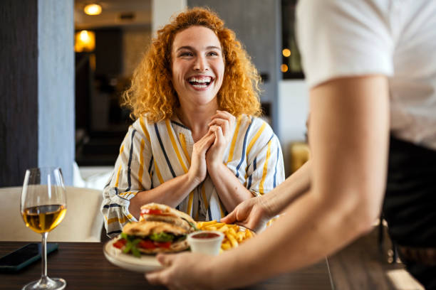 町で最高のサンドイッチ - restaurant dinner waitress dining ストックフォトと画像