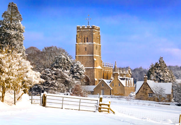 église anglaise dans la neige - cotswold photos et images de collection