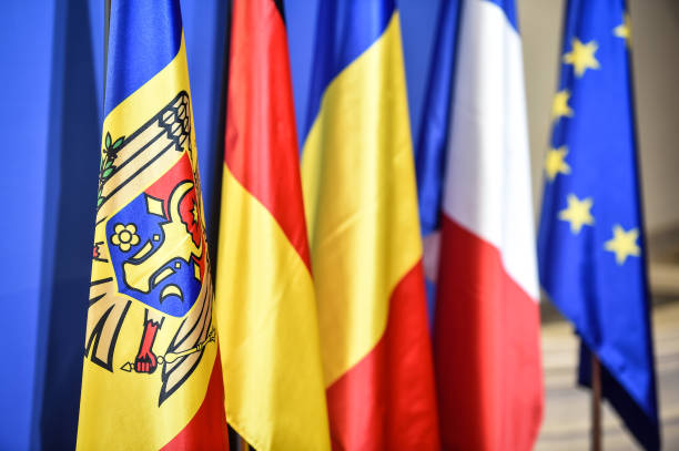 bandera moldava junto a banderas alemanas, rumanas, francesas y de la unión europea durante una cumbre política - moldavia fotografías e imágenes de stock