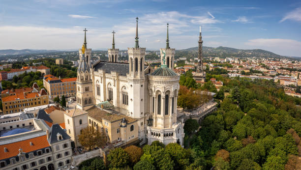 vista aerea della basilica di notre-dame de fourvière e della città di lione. - basilica foto e immagini stock