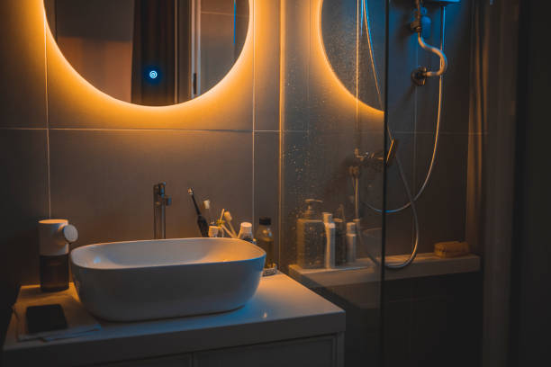 luz cálida acogedor interior de baño con espejo reflector y lavabo - inside of model home indoors bathroom fotografías e imágenes de stock