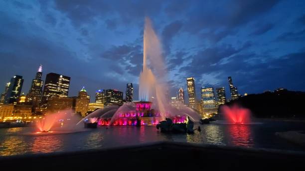 buckingham fountain, chicago - chicago fountain skyline night imagens e fotografias de stock