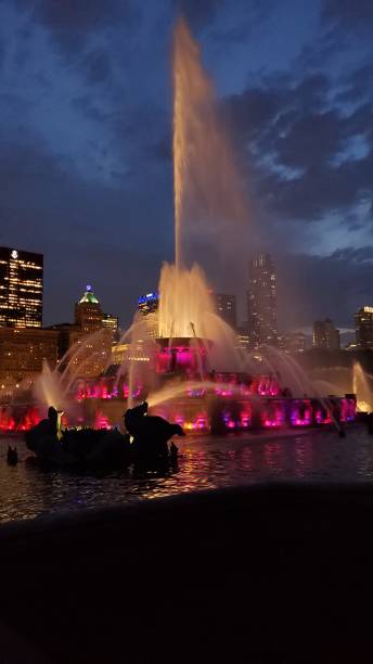 fontana di buckingham, chicago - chicago fountain skyline night foto e immagini stock