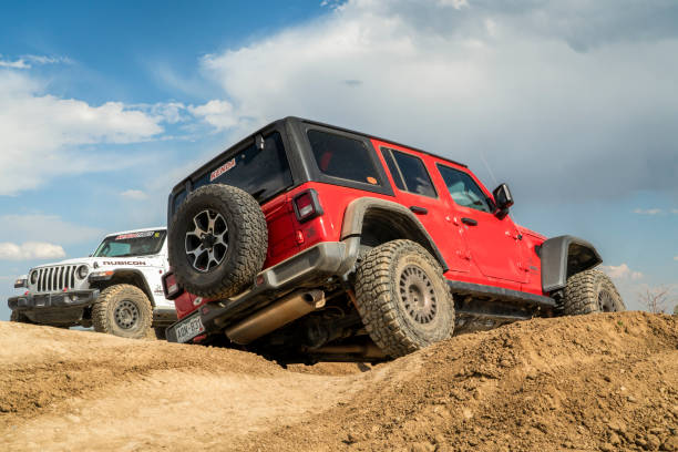 jeep wranglers on a training drive off-road course. - editorial sports utility vehicle car jeep imagens e fotografias de stock