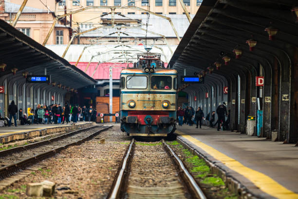 trem em movimento ou na plataforma de trem na estação ferroviária norte de bucareste (gara de nord bucareste) em bucareste, romênia, 2022 - cfr - fotografias e filmes do acervo
