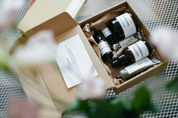 ouvrir la boîte-cadeau avec des produits cosmétiques naturels à l’intérieur et une note en papier (espace de copie) - box open merchandise gift photos et images de collection