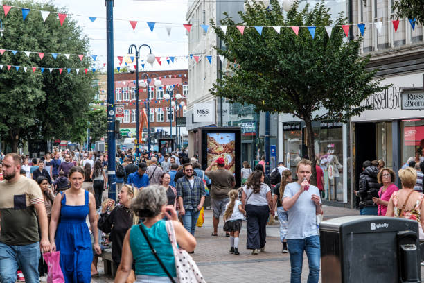 compradores o consumidores que caminan por la calle principal - retail london england uk people fotografías e imágenes de stock