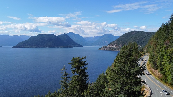 Beautiful road with tall mountains, forest and blue lake — Sea to Sky Highway